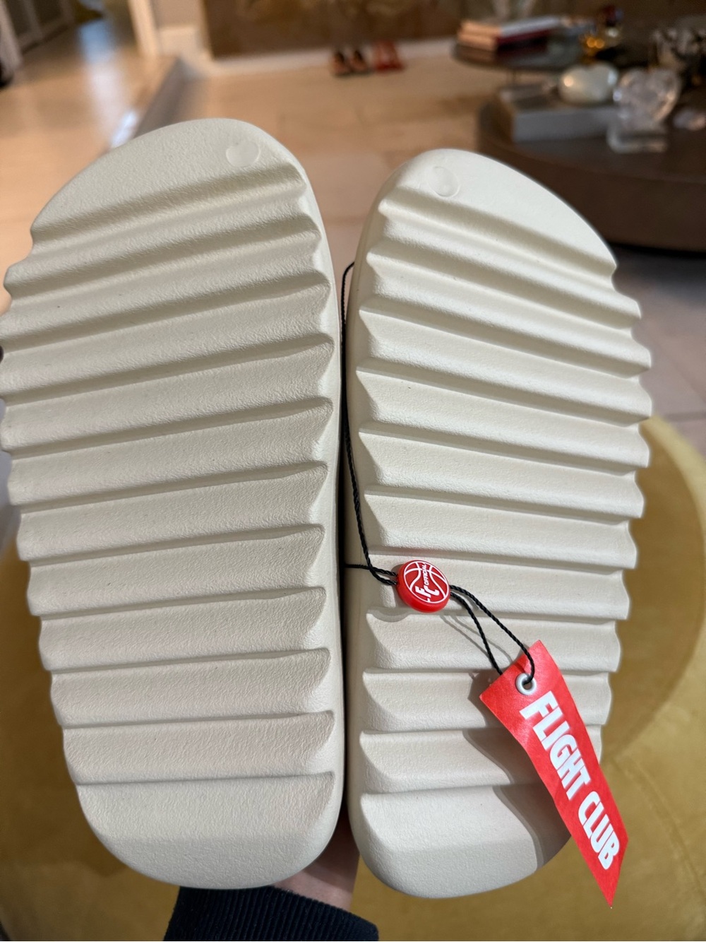 NWT Unisex Yeezy Slide Sandals in Bone - Picture 5 of 7